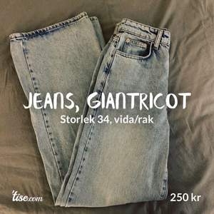 Sjukt snygga jeans från Ginatricot som tyvärr har blivit försmå för mig😩säljer därför de. Sitter ner till foten på mig, (170cm lång). Storlek 34 men passar mellan 32-36 i storleken. För fler bilder eller om du har frågor är det bara att kontakta mig👍☺️#jeans #jeansgiantricot #vidajeans #rakajeans #ljusblå #blå #blåajeans #ljusblåajeans #ginatricot #gina #storlek34