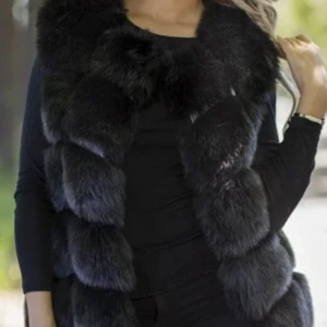 Pälsväst  - säljer den här fina västen från garoff! vill bli av med den snabb så kan gå ner på pris.