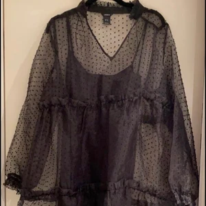 Klänning i spets strl S/M  - Superfin klänning från Lindex. Oanvänd. Underklänning i tunnt material som sitter fast i den ”övre” klänningen. Så fin på. Går ungefär till knäna om man är 165-170 lång. Nypris 399 