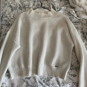 stickad tröja - vit stickad tröja från hollister med halv hög krage. jättefin, mysig, och go! sitter jättefint för den är lite kort så passar jättebra med högmidjade jeans💗