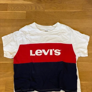 Levis t-shirt  - SÄLJER LEVIS T-SHIRT FÖR BRA PRIS. Använd en gång, bra skick. Vit baksida. Passar xs-m. Betalas via Swish 