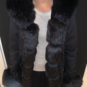 Garoff jacka  - Fusk päls , köpt för 3500 använd några få gånger , knyta hur du vill ha jackan 