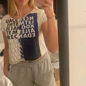 T-shirt 🤍🖤💙 - ”Lång” magtröja från KOOKAI 🤍🖤💙 Strl. S (passar som M) 🤍🖤💙 45kr inklusive frakt 🤍🖤💙