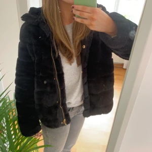 Höstjacka - Världens mysigaste och finaste jacka från Samsoe Samsoe, perfekt nu till hösten och vintern!🥰 Jättefint skick. Nypris 2200kr. Storlek S.