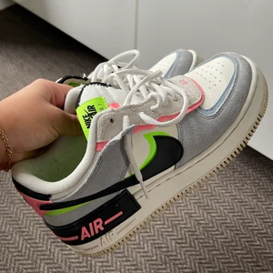 Nike sneakers - Snygga Nike air force som jag inte använder längre. Tror inte att det längre går att hitta just dom här färgerna heller✨skorna är i väldigt bra skick!