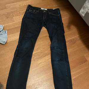 Superfina lowwaisted jeans från hollister! Aldrig använt men köpta secondhand! Jättesnygga men har tyvärr inte haft användning av dem💕 storlek 27/33
