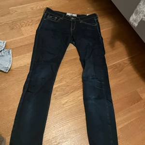 Lowwaisted jeans - Superfina lowwaisted jeans från hollister! Aldrig använt men köpta secondhand! Jättesnygga men har tyvärr inte haft användning av dem💕 storlek 27/33
