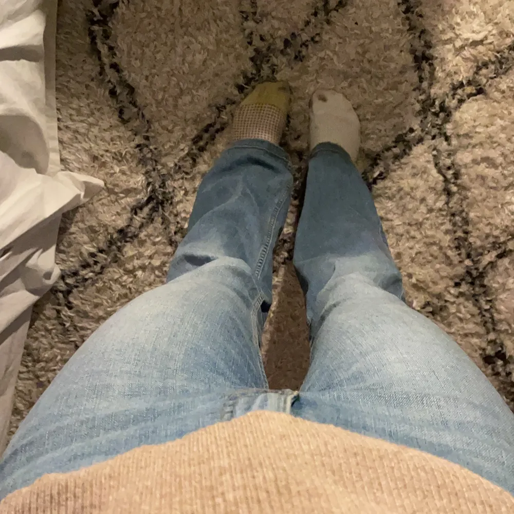 Ljusblåa bootcut jeans ifrån bershka i storlek 36  . Jeans & Byxor.