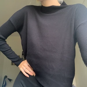 Svart crew neck - Svart polokrage | bra skick | köparen står för frakt 🤍