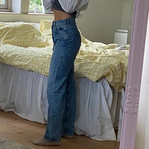 90s highwaist jeans, Ginatricot - Säljer jeansen då jag har för många andra jeans. 90s HW jeansen från Ginatricot är väldigt efterfrågade. Färger är midblue och passar inför hösten🥰 