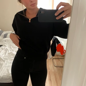 Stickad tröja med krage  - Svart stickad tröja med krage och en guldfärgad kedja, köpt från zara storlek S 🤍🤍