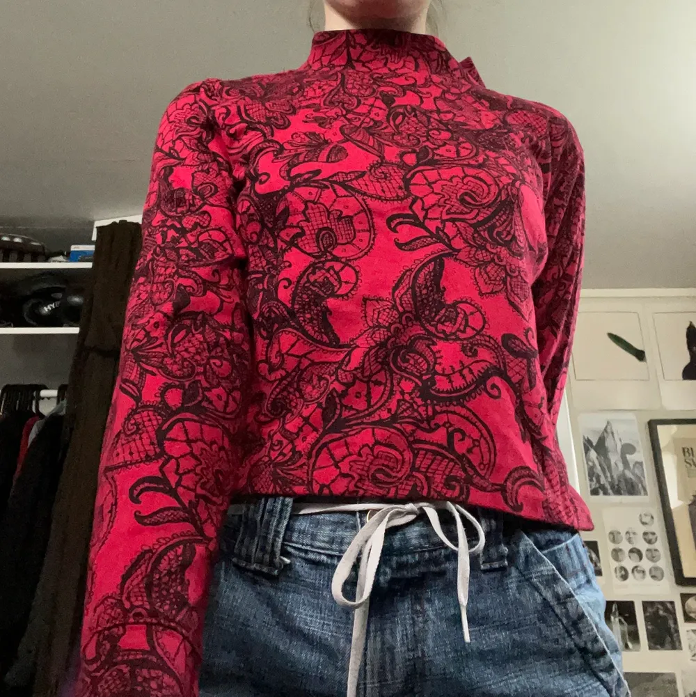 Cool och unik röd tröja med mönster och hög krage. Den är väldigt fin, passa på innan jag ångrar mig. . Toppar.