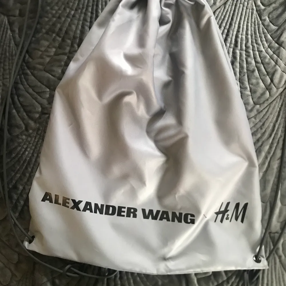 Gympåse från collab mellan Alexander Wang och H&M. Har aldrig använts. Banden kan justeras (de är löst knutna, fick den så vid köp). . Väskor.