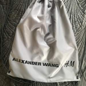 Gympåse från collab mellan Alexander Wang och H&M. Har aldrig använts. Banden kan justeras (de är löst knutna, fick den så vid köp). 
