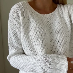 Stickad tröja - En superfin stickad tröja från Lindex i storleken S! Den är jättemjuk och det fins inga fläckar. Köpt här på Plick men hade redan en liknande så säljer denhär🤍 köparen står för frakten, 