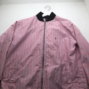 Ralph Lauren jacka - Unik Rosa Ralph Lauren jacka som passar boxy I tyg. Jag hade på mig den innan men skulle uppskatta att det är en M/L i tjejstorlek