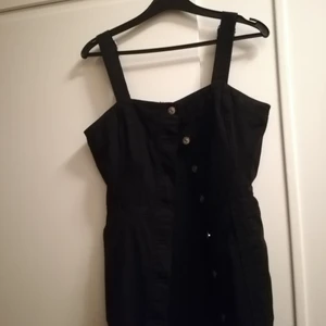 Klänning  - Svart klänning från h&m, knäppning hela vägen upp. Storlek M. Använd men fortfarande bra skick. 