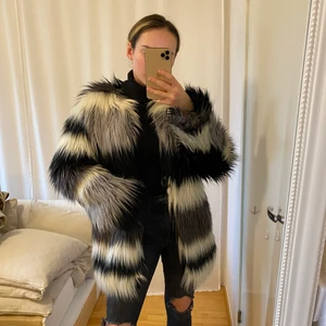 Pälsjacka storlek S - Pälsjacka ifrån Ivy Revel. Storlek S. Fint skick! FRAKT 24KR.