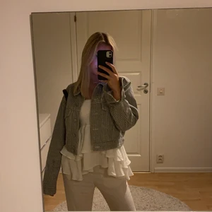 Rutig jeansjacka - En kortare modell av jeansjacka med ett rutigt svart å vitt mönster. Supersnygg och oanvänd.