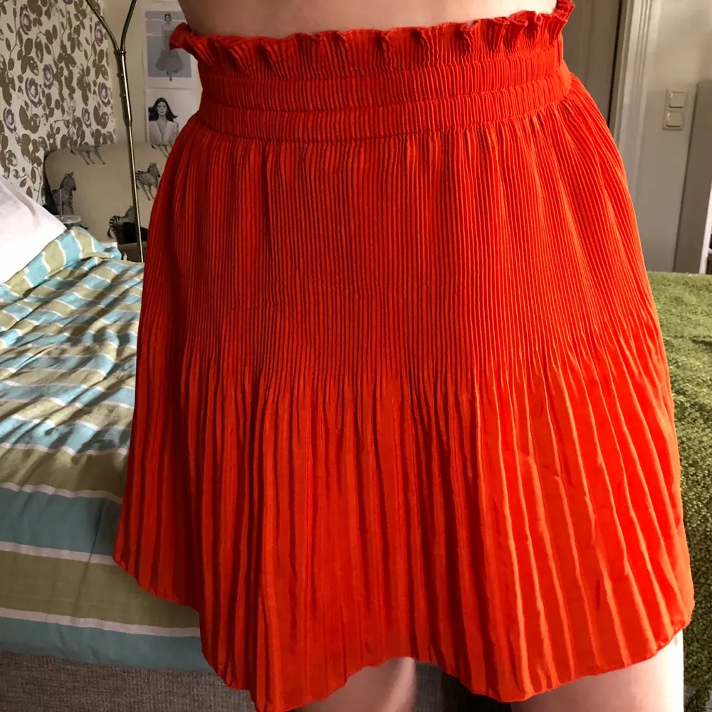 Fin orange plisserad kjol från h&m. Kjolar.