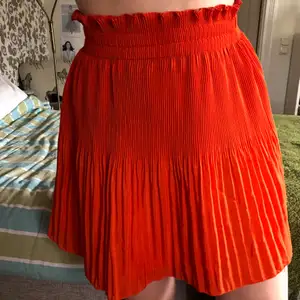 Fin orange plisserad kjol från h&m