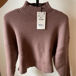 Helt ny 🤎🤎🤎 - Snygg tröja och helt ny. Köparen står för frakt budgivning om flera intresserade. Säljer den pga att jag behöver verkligen pengar.🤎🤎🤎. Nypris 359kr