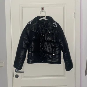 Calvin klein Jacka - Säljer min svarta Calvin Klein dunjacka som är super skön! Tyvärr kommer den inte till användning längre och därför säljs. Den är i extremt bra skick då den tagits bra hand om:) köpt för ungefär 2 000kr , men säljs för 800kr