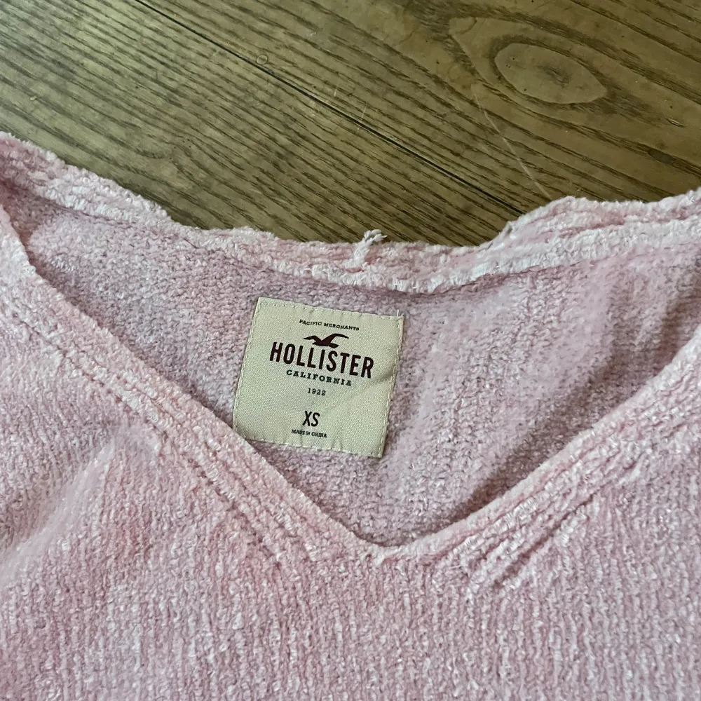 Hollistertröja i fint skick. Storlek XS, men passar nog en S eller XXS också. 150kr inklusive frakt!. Stickat.