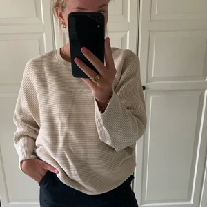 Beige tröja - Beige tröja från H&M, storlek xs men skulle säga att den är lite oversize💛