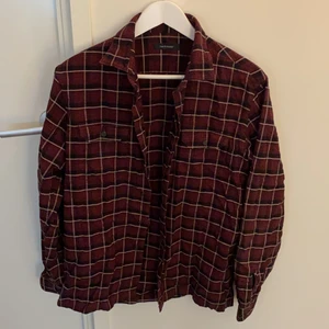 Flanellskjorta  - Mycket snygg och skön flannel ifrån Paul & friend, vanlig passform. Perfekt som overshirt. Är i väldigt bra skick men tyvärr för liten för mig.
