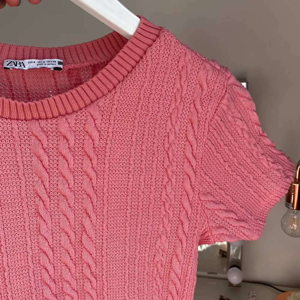 Säljer en stickad rosa topp från zara! Färgen är verkligen så himla fin och jag älskar denhär tröjan!! Använd endast 2 gånger och är som ny💓💓 kontakta mig för fler bilder och info ❤️. Stickat.
