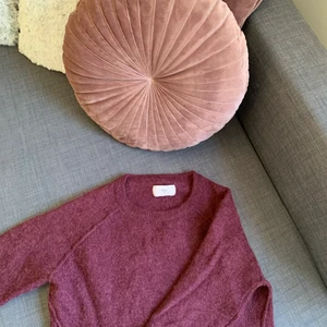 Vinröd stickad tröja  - Säljer min jättefina röda lila tröja som inte kommer till användning. Aldrig använd så i mycket fint skick. 🥰
