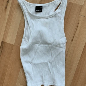 Vitt linne - Vanligt linne från Gina tricot i storlek XXS men sitter som en S / M