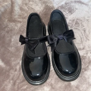 Dr. Martens Mary Janes strlk 37 (38-40) - Sprillans nya Mary Janes, aldrig använda (utomhus) pga stora i storleken; passar strlk 38-40.  !Dock litet ”slip” på ena! Sulan i/under skorna visar knappa tecken på slitage. Jätte fina skor som kommer göra din outfit komplett. Ca. 800 i nypris, säljer för 300kr. !Ingen låda tillkommer!