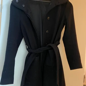 Kappa från Filippa k  - En fin svart kappa från Filippa k som knappt är använd, fin till hösten . Den håller värmen bra och är både fin öppen och stängd . 