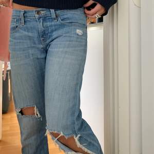 Säljer ett par asnajs  raka lågmidjade jeans från ”Lucky brand”. Personen på bilden är 164 o brukar ha 36 i jeans!