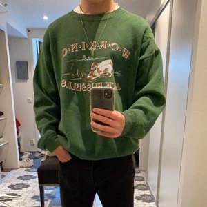 Vintage Lee Sweatshirt - Säljer denna grymt snygga Lee tröja som är vintage! Tröjan är i riktigt bra skick, utan en enda anmärkning. Storleken är medium, men funkar perfekt för small också, om du vill ha lite oversized. Passar både tjejer och killar! Köparen står för frakten, kan dock mötas upp i Sundsvall om du har möjlighet till det. Du får gärna skriva privat om det önskas fler bilder på plagget :)