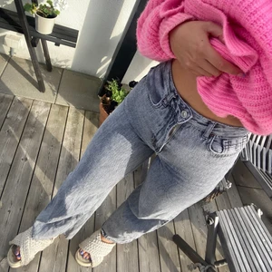 Stradivarius Jeans - Stradivarius jeans köpta från ASOS 💙 finns inte att köpa längre! Storlek 36 och passar mig perfekt som är 170! 🍂 bud från 150 kronor!
