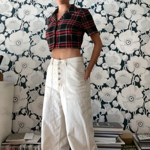 Cropped button-up skjorta - En såå fin croppad skjorta med knappar. Passar perfekt till julen. Använd endast ett fåtal gånger och säljer för att den länge bara hängt på galgen, trots att jag tycker att den är SÅ snygg. ⚡️⭐️Frakten är gratis!!!⭐️⚡️