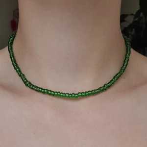 Halsband - 💚Egengjort custommade halsband. Bestäm längd i cm, färger, trådmaterial (nylon eller elastisk), lås (guldigt eller silvrigt) om önskas samt berlocker. DMA för bilder på pärlor, berlocker eller vid andra funderingar. Halsband kostar 40kr och armband 20kr. Tillägg av berlock kostar max 10kr per berlock! Frakt 12kr💚 KOLLA IN PROFIL FÖR FLER SMYCKEN ELLER  INSPIRATION😊