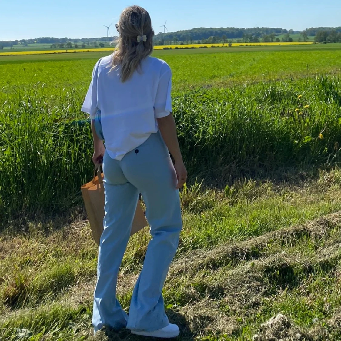 Ljusblå "kostymbyxor"