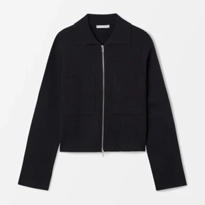 Kofta - Stickad kofta med fickor och dragkedja från Åhléns, storlek S. Använd en gång! Nypris 499. Fler bilder finns att få! ⚡️