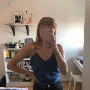 Vintage satinlinne - Satinlinne köpt secondhand. Superfin färg. Står ingen storlek men uppskattar till ca S-M. 80kr + frakt