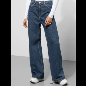 Vida jeans - Säljer (knappt använda) trendiga jeans från weekday i modell ace🤍 storlek 28/32 och passar storlek Small och Medium. används inte vilket är anledningen till att jag säljer dem, skriv gärna för fler bilder och ha en fortsatt fin dag!