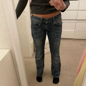 Lågmidjade jeans  - De perfekta lågmidjade jeansen! Från Tommy Hilfiger, storlek 29/32, köparen står för frakt 💕