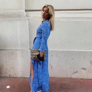 Klänning från Zara - Assnygg klänning från Zara, i storleken M. Änvänd ett fåtal gånger men nästan som ny. (Lånade bilder)