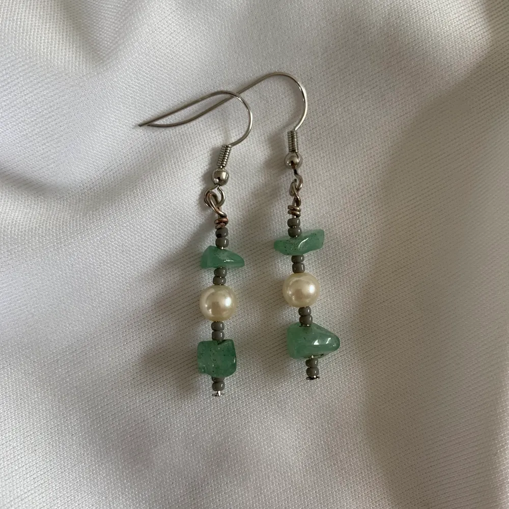 Drop earrings with green calcite crystals. Nickel free. Handmade 💗. Accessoarer.
