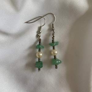 Drop earrings with green calcite crystals. Nickel free. Handmade 💗