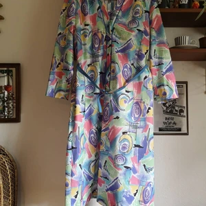 Vintage klänning 80s 80tal  - Häftig 80s städrocksklänning m skärp. Fint skick!! Uppskattar till stl M/40ish. Har axelvaddar, kan enkelt klippas bort om man vill. 200kr pp