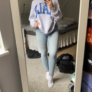 Ljusblå jeans - Ljusblå jeans från Bikbok i storlek M. En tajt och stretching modell med söndriga sömmar vid fötterna (fanns där vid köp). Hör gärna av dig om du har någon fråga💛💛